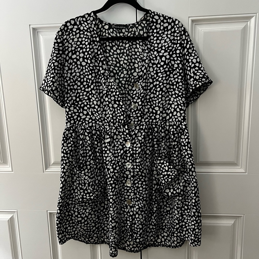 BURANS | Black and White Dotted Mini Dress W/ Short Sleeves & Pockets
